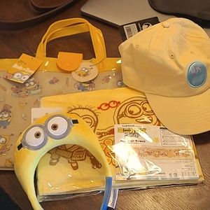 Minions Bundle - A plastic tote, a neck towel, a headband, a cap (Japan export)
